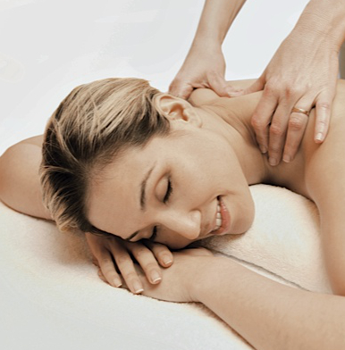 Einmaliges Massageerlebnis bringt Ihnen Entspannung und Lebensqualität. Frau entspannt sich sich bei wohltuender Massage.